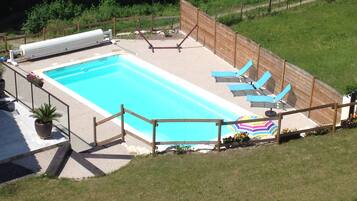 Hồ bơi ngoài trời phục vụ theo mùa, dù/ô trên bãi biển/hồ bơi