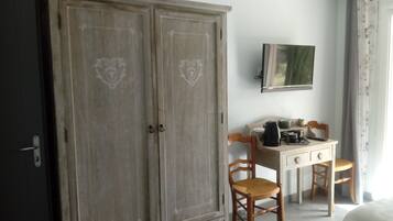 Twin Room, Private Bathroom | Premium bedding, desk, free cribs/infant beds, rollaway beds