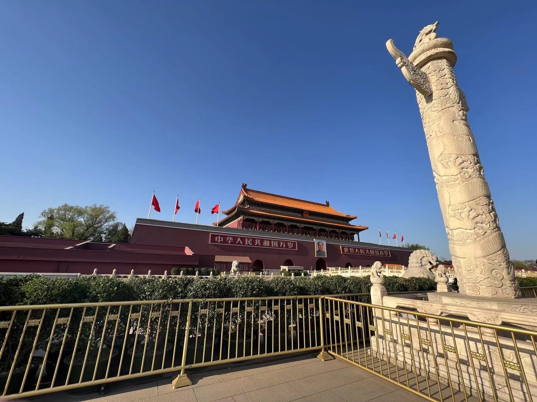 Ein traditionelles chinesisches Gebäude mit rotem Dach und mehreren Flaggen.