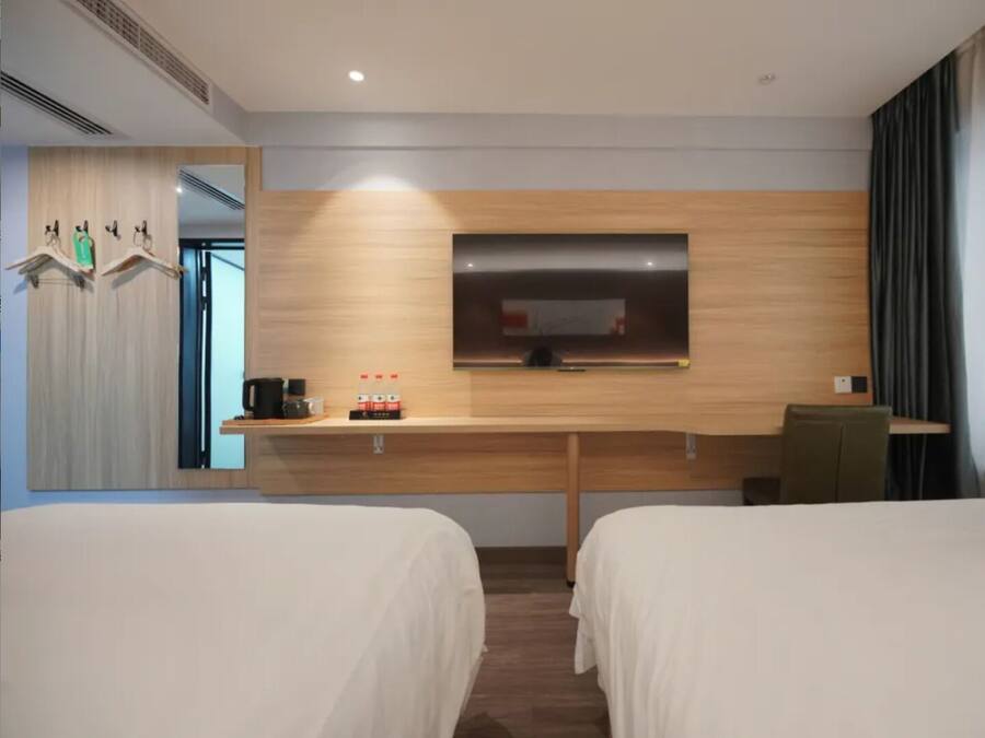 Cortinas blackout, wifi gratis y ropa de cama