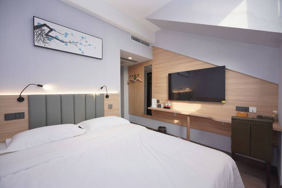 Superior Double Room (高级大床房) | Blackout drapes, WiFi (free), bed sheets