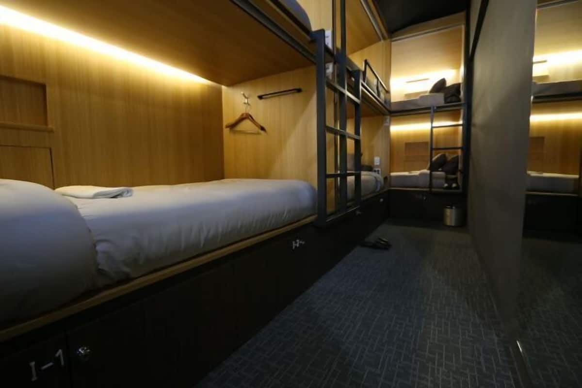 Soundproofing, free WiFi, bed sheets