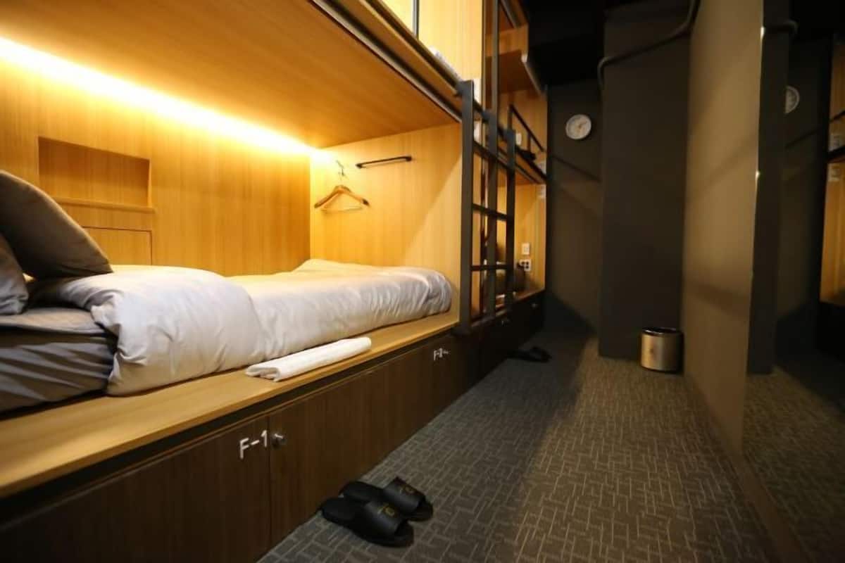 Soundproofing, free WiFi, bed sheets