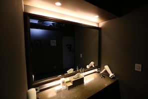 Dusche, Haartrockner, Hausschuhe, Bidet