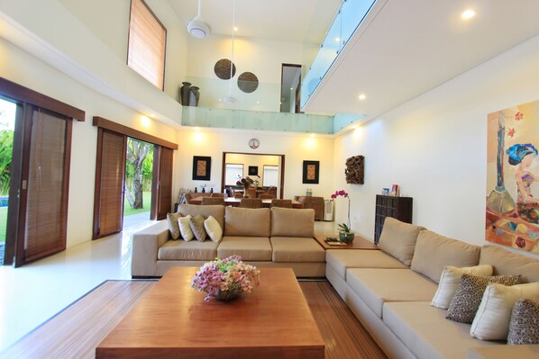 43-inch flat-screen TV with cable channels, TV, DVD player - Villa Damaya (Denpasar)