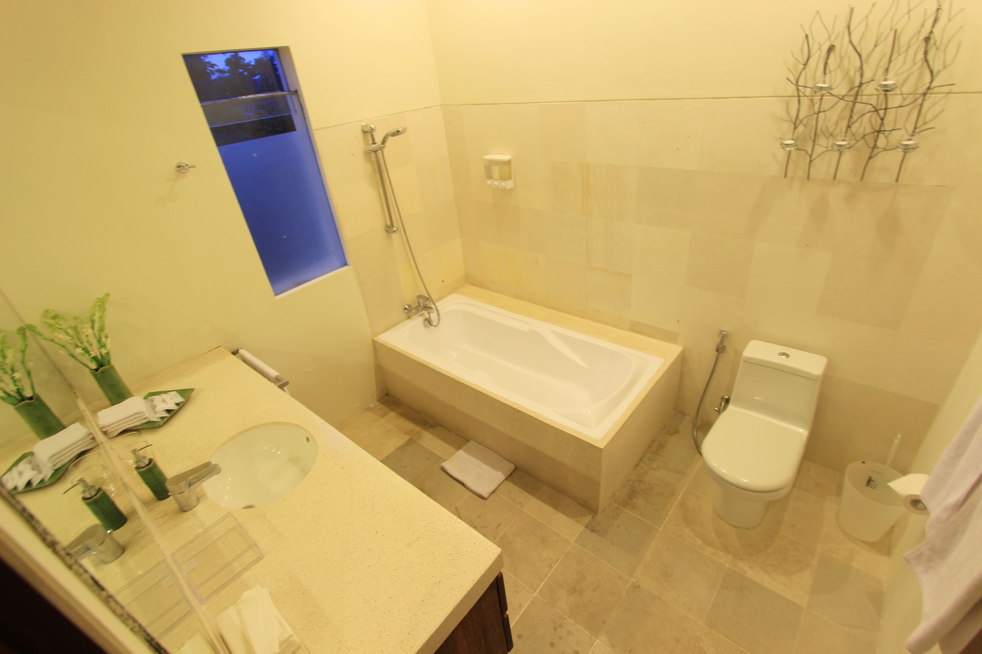 Une salle de bain moderne avec une baignoire, des toilettes et un lavabo.