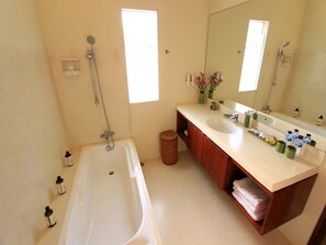 Villa - 3 sovrum - privat pool | Badrumsbekvämligheter | Badkar/dusch, djupt badkar, gratis toalettartiklar och hårtork