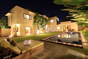 43-inch flat-screen TV with cable channels, TV, DVD player - Villa Damaya (Denpasar)