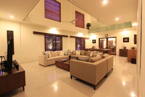 Family dining - Villa Damaya (Denpasar)