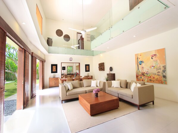 Villa, 3 habitaciones, alberca privada | Sala de estar | Televisión de pantalla plana de 43 pulgadas con canales por cable 