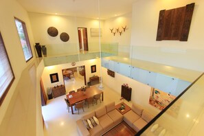 43-inch flat-screen TV with cable channels, TV, DVD player - Villa Damaya (Denpasar)