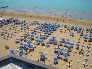 On the beach, sun loungers - Hotel Villa Dina (Jesolo)