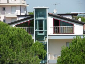 Exterior detail - Hotel Villa Dina (Jesolo)
