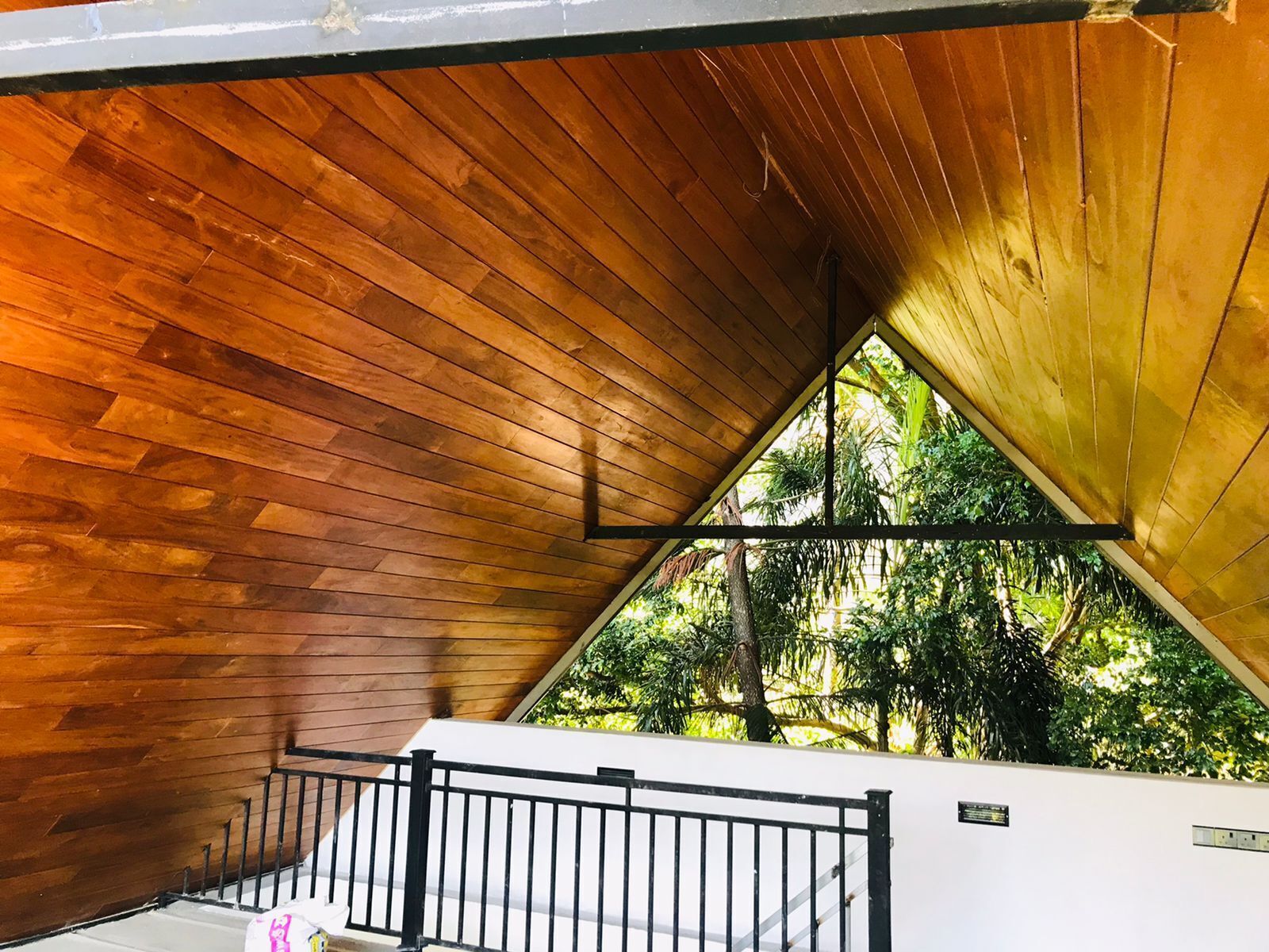 Minibar, caja de seguridad en la habitación y escritorio 