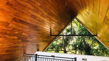 Elite fyrbäddsrum | Minibar, värdeförvaringsskåp på rummet och skrivbord