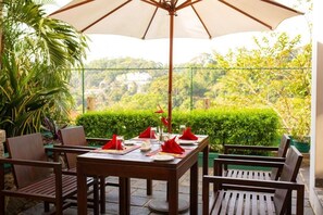 Lunch and dinner served - Hotel Yo (Kandy)