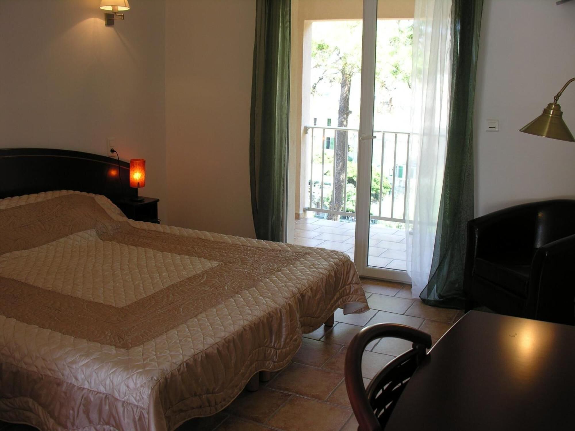 desk, soundproofing, free cots/infant beds