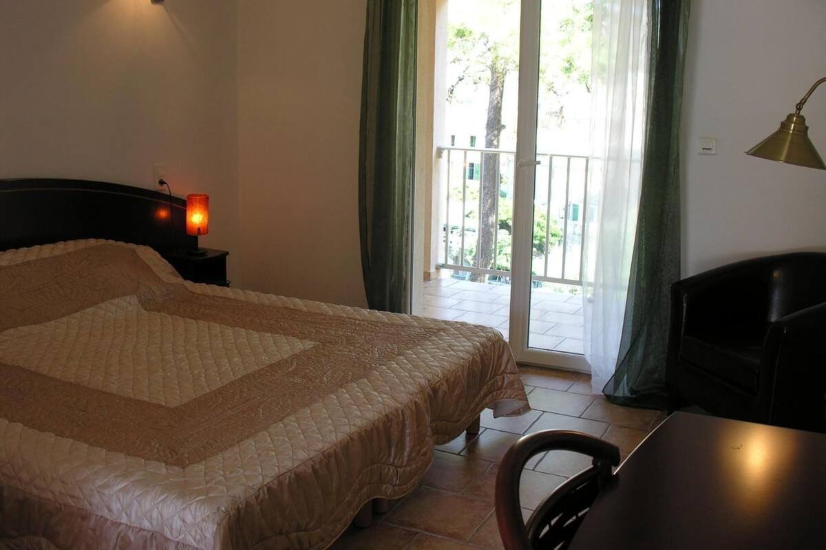 desk, soundproofing, free cots/infant beds