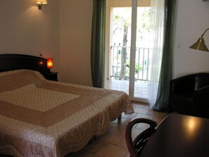 Skrivebord, lydisolert og barnesenger (inkludert)