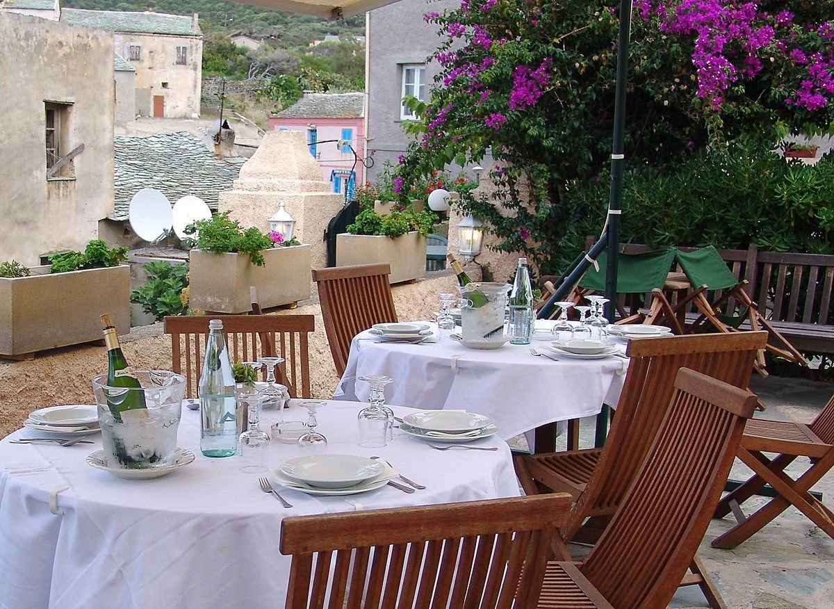 lunch, dinner served; seafood, sea views