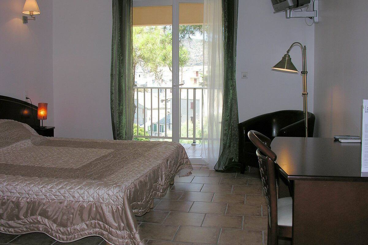 standard double room | desk, soundproofing, free cots/infant beds