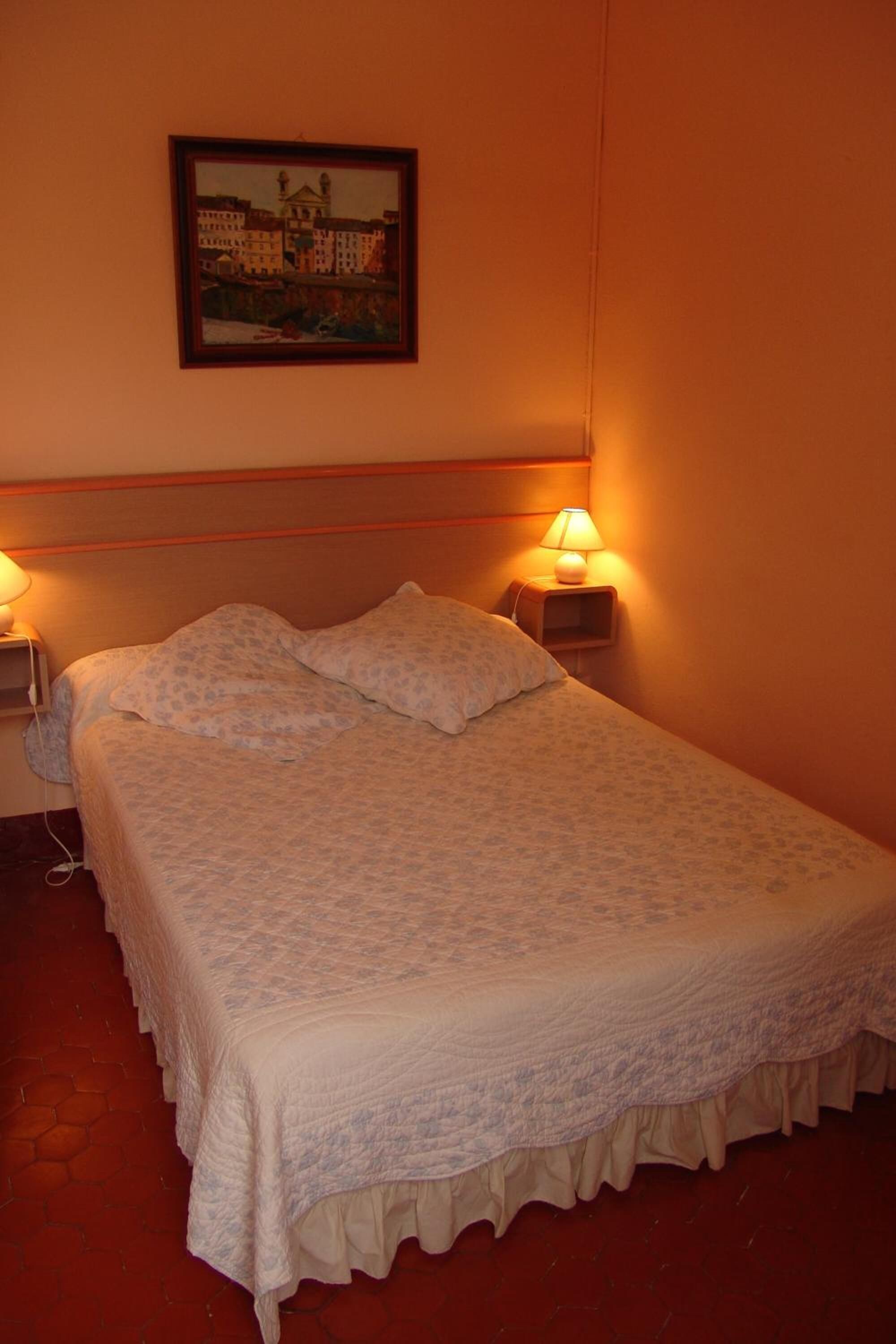 desk, soundproofing, free cots/infant beds