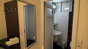 Double Room | Bathroom | Shower, free toiletries, hair dryer, slippers
