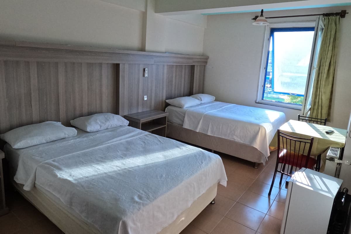 Basic Quadruple Room | Bar mini, meja, ruang kerja komputer riba, Wi-fi percuma