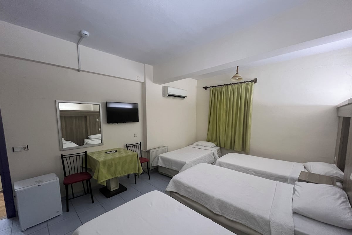Quadruple Room, 4 Twin Beds | Bar mini, meja, ruang kerja komputer riba, Wi-fi percuma