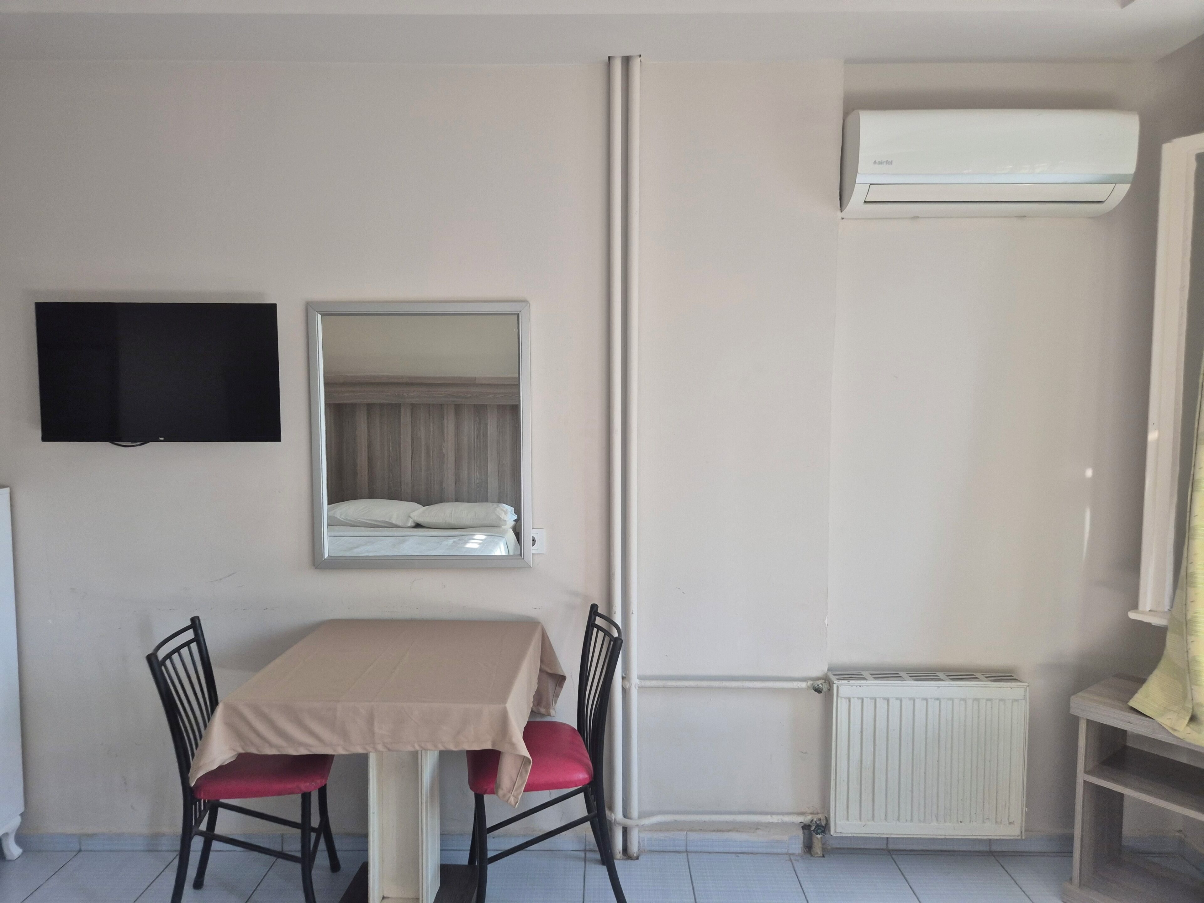 Basic fyrbäddsrum | Minibar, skrivbord, arbetsyta för laptop och gratis wi-fi
