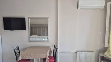 Habitación cuádruple básica | Minibar, escritorio, espacio para trabajar con un portátil y wifi gratis