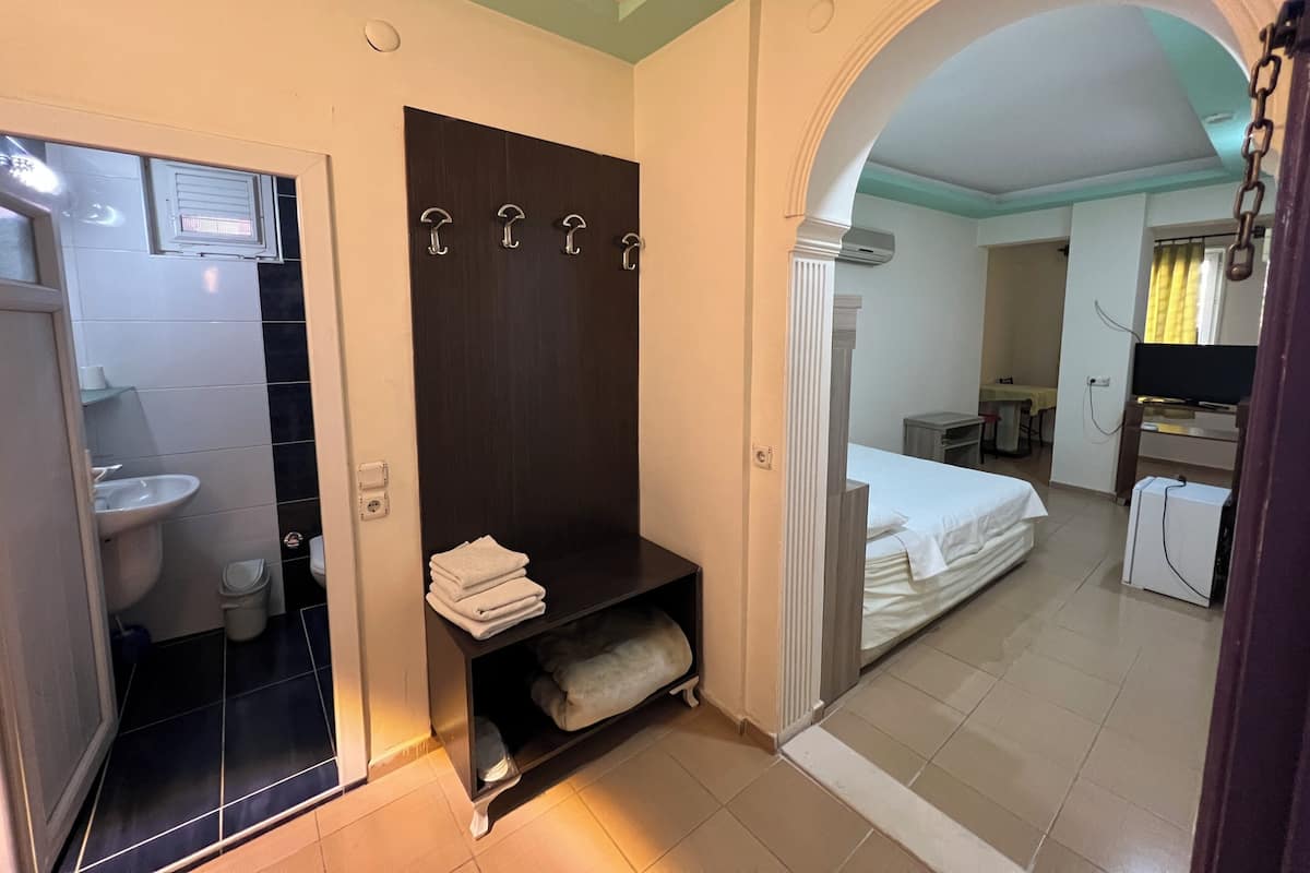 Double Room | Bar mini, meja, ruang kerja komputer riba, Wi-fi percuma
