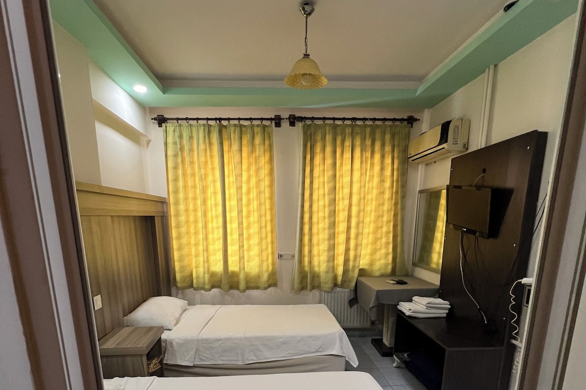 Basic Twin Room, 2 Katil Bujang (Single) | Bar mini, meja, ruang kerja komputer riba, Wi-fi percuma