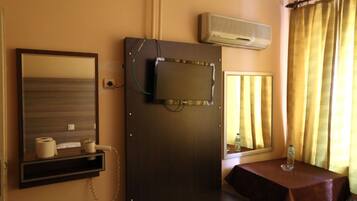 Double Room | Minibar, desk, laptop workspace, free WiFi