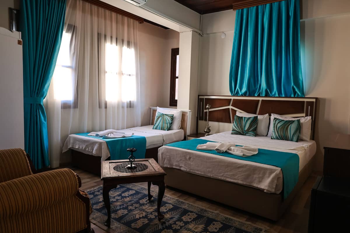 Business Triple Room | Desk, soundproofing, free WiFi, bed sheets