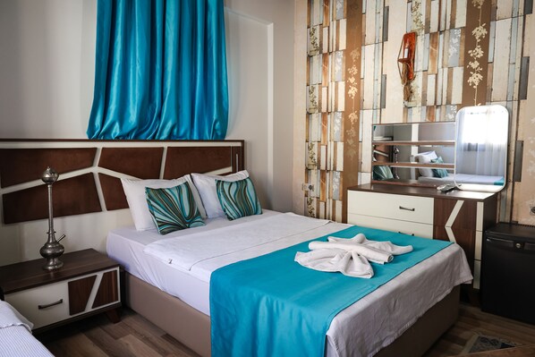 Kamar Triple Bisnis | Meja kerja, kedap suara, Wi-Fi gratis, dan seprai linen