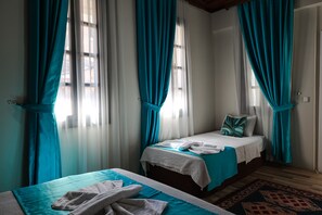 Chambre Triple Affaires | 1 chambre, bureau, chambres insonorisées, Wi-Fi gratuit
