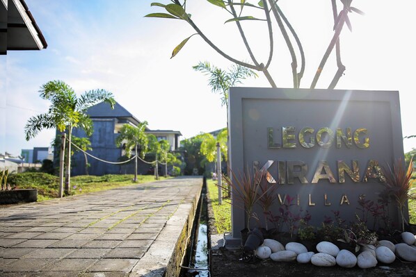 Front of property - evening/night - Legong Kirana Villas (Legian)