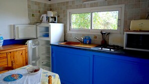 Villa | Private kitchenette | Full-size fridge, microwave, stovetop, dishwasher - Hôtel Résidence Funtanella (Vico)