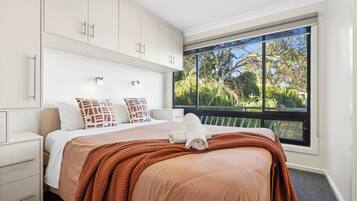 Apartemen Deluks, 4 kamar tidur, pemandangan sungai (Houseboat - Moving Waters, Moored Acc) | 3 kamar tidur, seprai premium, dan didekorasi berbeda-beda