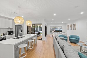 Living area - Boats And Bedzzz & Renmark River Villas (Renmark)