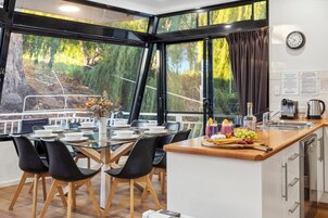 Apartamento luxo, 4 quartos, vista para o rio (Houseboat - Moving Waters, Moored Acc) | Cozinha privada | Geladeira grande, micro-ondas, fogão, cooktop