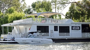 Boats and Bedzzz - Moving Waters Houseboat (Moored Accommodation)