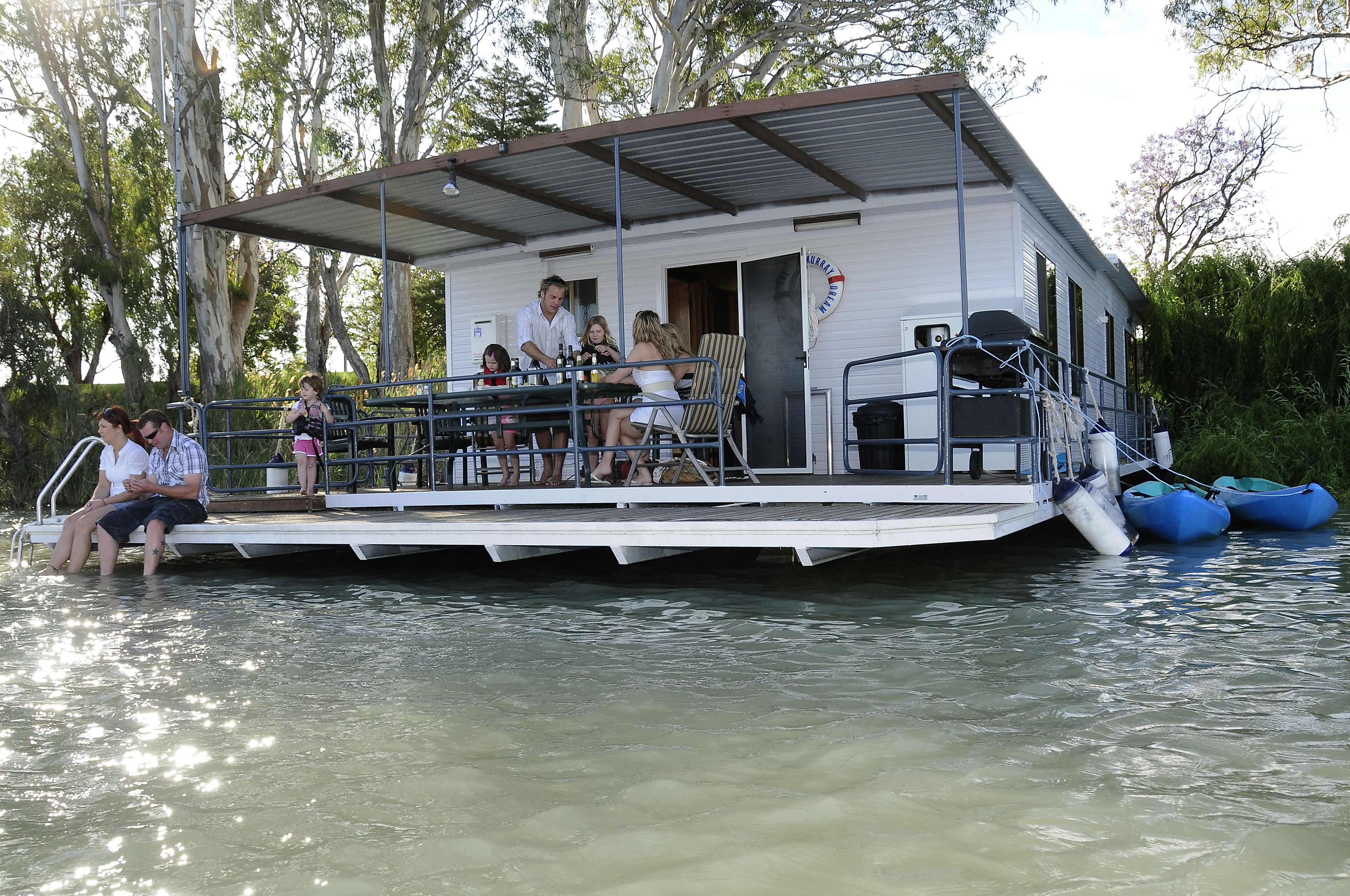 Boats And Bedzzz & Renmark River Villas — image 13