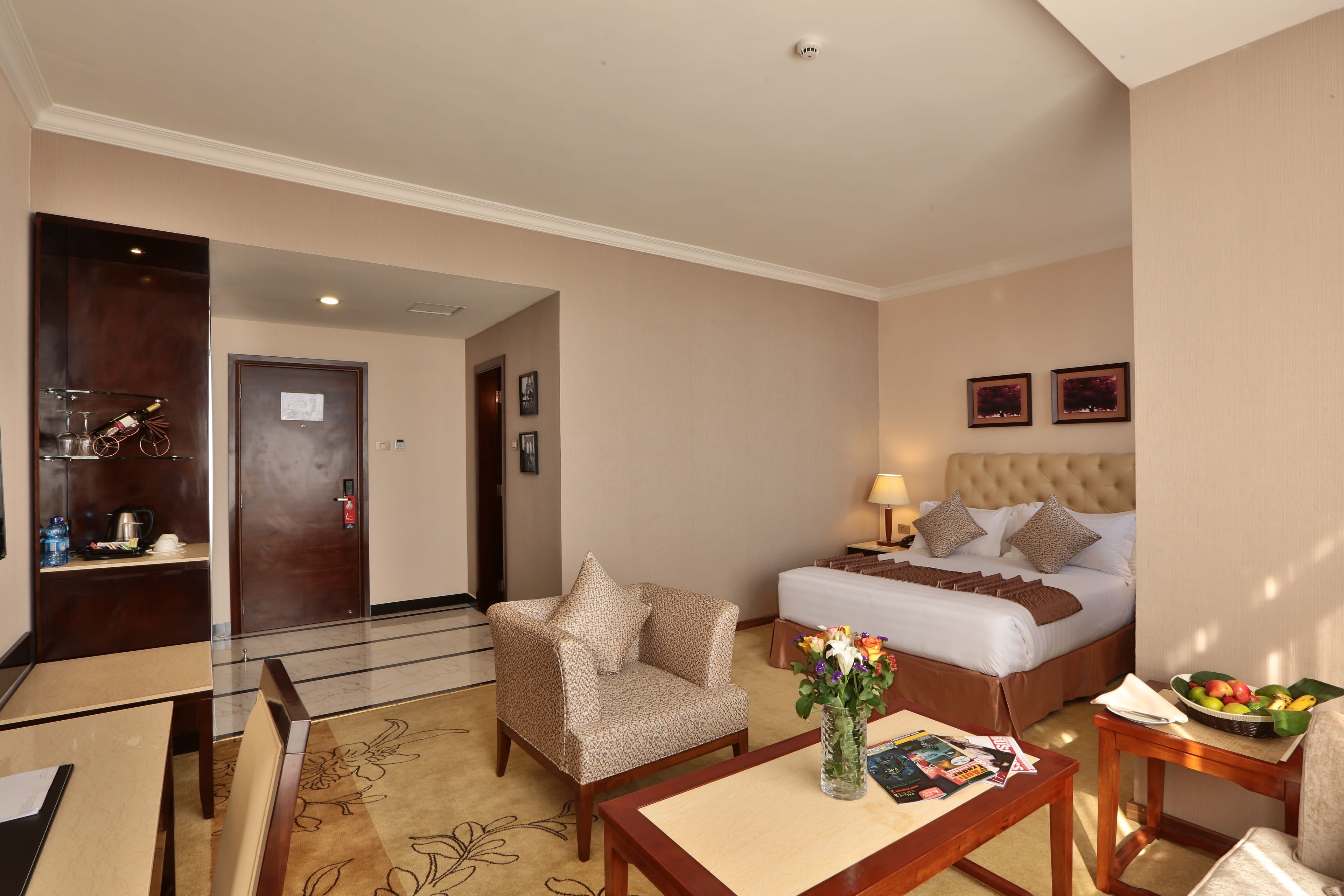 Una habitación de hotel con una cama, una silla, una mesa y un escritorio.