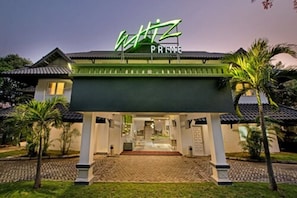 Front of property - Whiz Prime Hotel Darmo Harapan Surabaya (Surabaya)