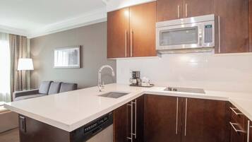 Suite estándar, 1 cama King size, cocina | Cocina privada | Refrigerador, microondas y cafetera y tetera
