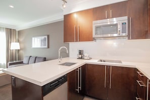 Suite estándar, 1 cama de matrimonio grande, cocina | Cocina privada | Frigorífico, microondas y cafetera o tetera