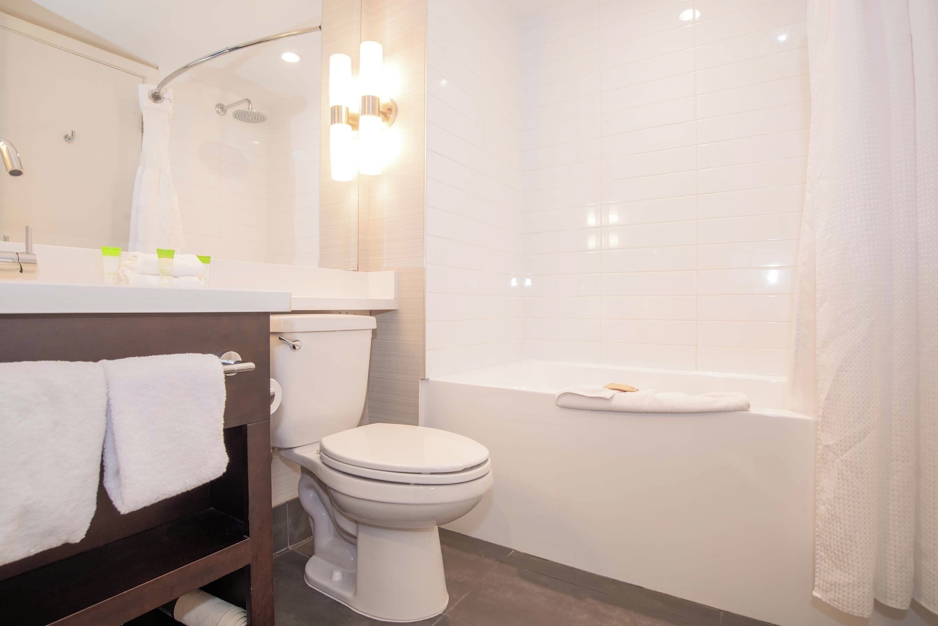 combined shower/bathtub, rainfall showerhead, free toiletries