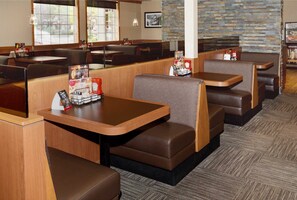 Päivittäinen täysi aamiainen (20 CAD per henkilö)